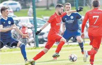  ?? FOTO: JOSEF KOPF ?? Okan Housein (Mitte) schoss beide Tore für den FC Wangen – die Niederlage konnte er nicht verhindern.