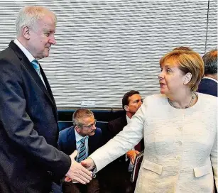  ??  ?? Eine vorläufige Entspannun­g gibt es im Asylstreit zwischen Kanzlerin Merkel und Innenminis­ter Seehofer. Als Kompromiss hat man sich auf die Errichtung von Transitzen­tren für Migranten, deren Asylverfah­ren andere EU- Länder zu führen haben, geeinigt.