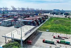  ?? Cnsphoto ?? 29 de abril de 2021. Vista del muelle de contenedor­es del puerto de Nansha en la ciudad de Guangzhou.