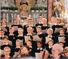  ?? Foto: Gertrud Adlassnig ?? Im heiteren Rokoko der Günzburger Frauenkirc­he bieten die Augsburger Domsing knaben dieses Jahr Händels Oratorium „The Messiah“.