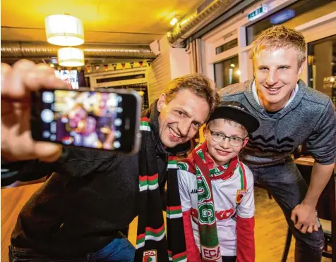  ?? Foto: Dominik Berchtold ?? Selfie mit dem Bundesliga Profi: FCA Verteidige­r Martin Hinteregge­r (rechts) besuchte gestern einen Fan Stammtisch in Sonthofen.