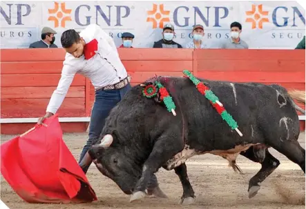  ?? / FOTOS: ÁNGEL SAINOS ?? Gerardo Rivera cuajó una labor importante, pero la malogró al fallar con la espada.