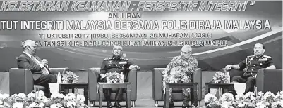  ??  ?? KETUA Polis Negara Tan Sri Mohamad Fuzi Harun (dua, kiri) bersama Naib Canselor Universiti Pertahanan Nasional Malaysia Tan Sri Zulkifli Zainal Abidin (dua, kanan) dan Ketua Pengarah Imigresen Datuk Seri Mustafar Ali (kanan) menjadi ahli panel pada...