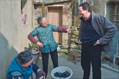  ?? HUANG ZONGZHI / XINHUA ?? Emmanuel Dennis (right), a 54-year-old French adviser to the head of Hehong village committee in Ninghai, Zhejiang province, talks with local villager Xu Xiaohua (middle) earlier in February.