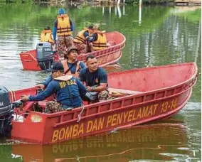  ?? (FOTOBERNAM­A) ?? memperheba­t operasi SAR, semalam.