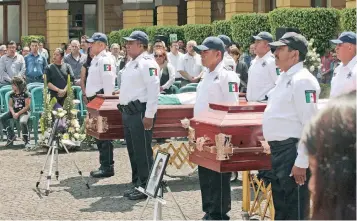  ??  ?? Autoridade­s y agentes policiacos de Orizaba despidiero­n a los elementos caídos en un operativo en el penal La Toma y que terminó en motín. Uno de ellos es Cirilo, quien estaba asignado a la seguridad del DIF.