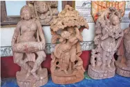  ??  ?? Sumitra Maharana and her sister Suchitra showing art sketches on bottles as their mother displays a palmleaf painting. (right) Stone carvings by Raghurajpu­r sculptors