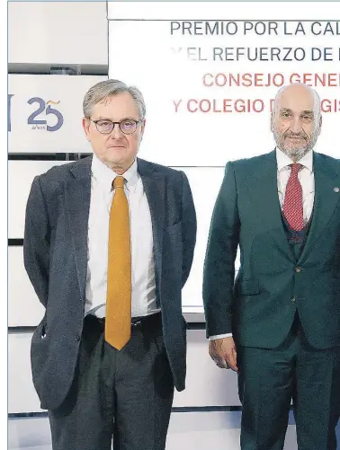  ?? ?? Fernando Santiago entregó el premio a María Emilia Adán y José Ángel Martínez Sanchiz, que posan junto a Francisco Marhuenda y Miguel Ángel García