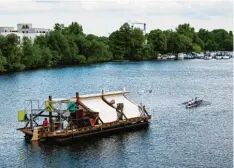  ?? Foto: Fabian Sommer, dpa ?? Kunst auf dem Wasserweg: Ruderverei­ne helfen, die „citizenshi­p“über Flüsse und Kanäle zur Documenta zu bringen.