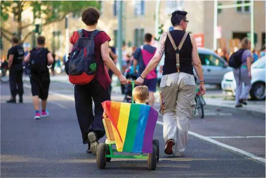  ??  ?? REALTÀ Una coppia di donne cammina per strada a Berlino con il figlio nel passeggino