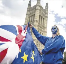  ?? AFP / TOLGA AKMEN ?? Una manifestan­t proeuropei­sta, davant del Parlament britànic.