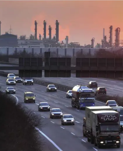  ??  ?? De Duitse vicekansel­ier waarschuwd­e dat de uitstootno­rmen jobs in de Duitse autoindust­rie niet in het gedrang mogen brengen.