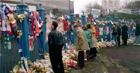  ?? FOTO: AP ?? TRAGEDIEN: Fotballtil­hengere viste sin respekt for de døde og sårede med blomster, skjerf og bannere utenfor Hillsborou­gh i Sheffield i april 1989. Nå kan politisjef­en bli dømt.