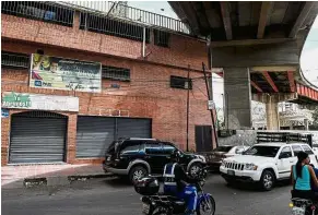  ??  ?? Closed for now: View from outside the ‘Los Cotorros ( The Chatterbox­es)’ nightclub in Caracas. — AFP