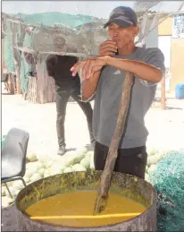  ?? Photos: Eveline de Klerk ?? Break time… Johannes Uirab takes a break from stirring the !Nara pot that takes six hours to be fully cooked.