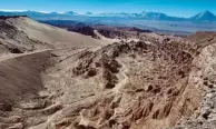  ??  ?? EL VALLE DE LA MUERTE Aseguran que quien osaba cruzar este valle moría en el intento. Leyenda o no, hoy es una maravilla admirar desde la piedra del Coyote su mar de esculturas naturales.