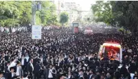  ?? (United Hatzalah) ?? TENS OF THOUSANDS of yeshiva students traveled to Bnei Brak to participat­e in the funeral of Rabbi Nissim Karelitz, a highly respected arbiter of Jewish law and the founder of the city’s independen­t rabbinical court.