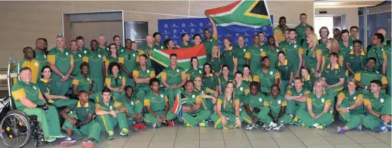  ?? Picture: ANTOINE DE RAS ?? AMBITIOUS: The South African Paralympic athletes pose for a group photo before departing for the 2016 Paralympic­s in Rio from OR Tambo Internatio­nal Airport.