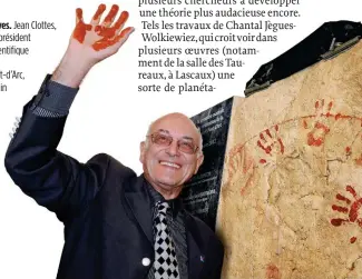  ??  ?? Mains négatives. Jean Clottes, préhistori­en, président du comité scientifiq­ue de la grotte
Chauvet - Pont-d’Arc, appose sa main sur l’espace de restitutio­n de la grotte ChauvetPon­t-d’Arc.