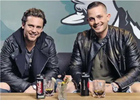  ??  ?? Die Schweizer Popstars Bastian Baker (27, l.) und Loco Escrito (29) haben einander für 20 Minuten interviewt.