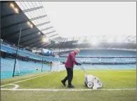  ??  ?? FINAL PREPARATIO­NS:Head groundsman Lee Jackson gets the Etihad Stadium ready for Man City v Arsenal.
PICTURE:PA