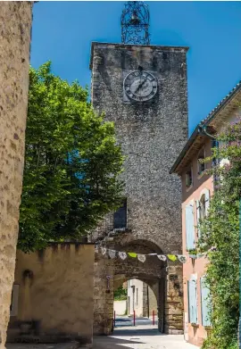  ??  ?? Dans l’enclave des papes, à Richerench­es où fut fondée une commanderi­e en 1136, le beffroi et l’horloge installée sur sa façade méridional­e (1747).