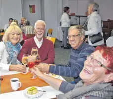  ?? SZ-FOTO: ELISABETH SOMMER ?? Württember­ger Weine aus Untertürkh­eim wurden zum Erntedank in Schelkling­en genossen.