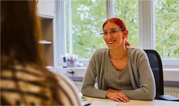  ?? Foto: Markus Brandhuber ?? Sozialarbe­iterin Julia Brauner berichtete im Niederstot­zinger Gemeindera­t über die Schulsozia­larbeit.