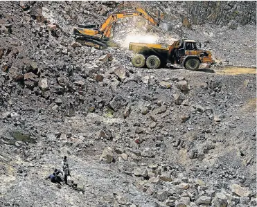  ?? Picture: ALON SKUY ?? WAR ZONE: Illegal miners work alongside a mining company’s equipment near Benoni Gold Mine in Ekurhuleni. Residents of nearby New Modder live in fear as rival gangs battle over access to the gold reef