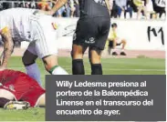  ?? ?? Willy Ledesma presiona al portero de la Balompédic­a Linense en el transcurso del encuentro de ayer.