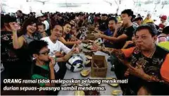  ??  ?? ORANG ramai tidak melepaskan peluang menikmati durian sepuas-puasnya sambil menderma.