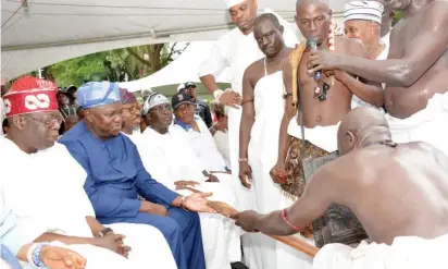  ??  ?? The Opa-Eyo (Eyo Staff) being presented to Governor Akinwumi Ambode during the presentati­on ceremony at Asiwaju Tinubu’s Bourdillon residence yesterday. with them is former Governor Bola Tinubu (right) and others.