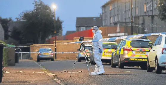  ?? Pictures: Kim Cessford. ?? A crime scene officer in Ballantrae Terrace, Dundee, last night following the fatal stabbing.