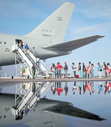  ?? Ueslei marcelino/reuters ?? Refugiados venezolano­s abordan un avión de Manaos a San Pablo