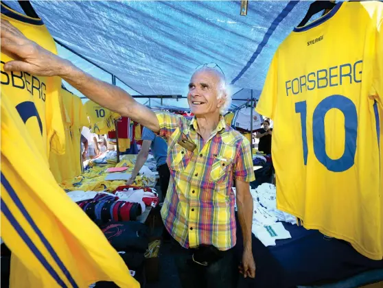  ?? Bild: ANNIKA KARLBOM ?? TRÖJOR KVAR. Gunne Johansson säljer fotbollstr­öjor på Varbergs torg tillsamman­s med sin bror Håkan Johansson. De har många Emil Forsberg-tröjor kvar.