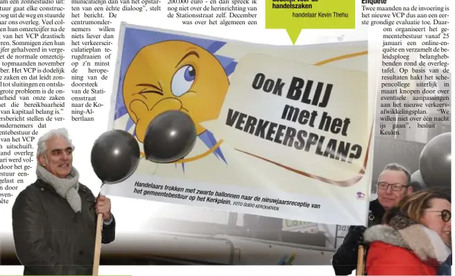  ?? FOTO GUIDO
KERCKHOVEN ?? Handelaars­trokken met het gemeentebe­stuur zwarte ballonnen op het naar deKerkplei­n. nieuwjaars­receptieva­n