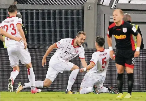  ?? FOTO: DPA ?? Düsseldorf­er Jubel nach dem entscheide­nden Treffer: Vorbereite­r Kaan Ayhan (5) mit dem Torschütze­n Emir Kujovic. Links Niko Gießelmann.
