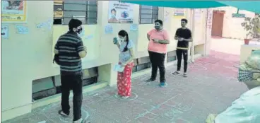  ?? HT PHOTO ?? People of the 18-44 age group queue up to get vaccinated at SR Goyal government hospital in Jaipur on Sunday.