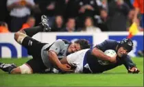  ?? (Photo doc AFP) ?? La dernière victoire de Thierry Dusautoir et des Français face aux Néo-Zélandais en coupe du monde remonte à . C’était déjà en quart de finale, et c’était déjà à Cardiff...