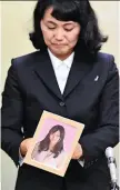  ??  ?? Sanction Yukimi Takahashi, dont la fille, Matsuri, s’est suicidée. La justice a reconnu que cet acte était dû à l’excès de travail.