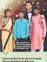  ?? Nitin (second from left) with his parents and the reality show shot Raghav Juyal ??