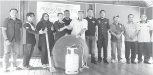  ??  ?? SAIRIN menyampaik­an sumbangan peralatan dapur kepada penduduk Kg Ulu Senagang.