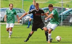  ?? Foto: Lenuweit ?? Der FSV Amberg um Kapitän Manuel Müller (rechts, hier im Spiel gegen Kammlach) will nach drei Niederlage­n in Folge gegen Eggenthal wieder siegen.