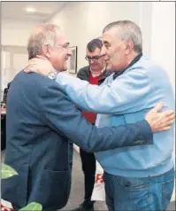  ??  ?? Sastre se encontró con Tomás Roncero, mientras Villalba y López Cerrón volvieron a coincidir en As y el presidente de la RFEC se abrazó con Manolete en su despedida.