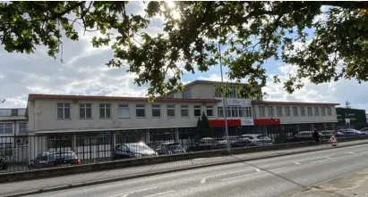  ?? Picture: Phil Creighton ?? PETITION: The art deco building on Headley
Road East that Woodley residents want to save from potential demolition