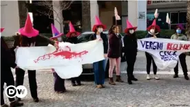  ?? ?? The "Campus Witches" demand free sanitary products