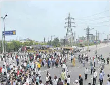  ?? SAKIB ALI/HT ?? Farmers blocking the Delhi-meerut Expressway during the Bharat Bandh against the farm laws earlier this week.