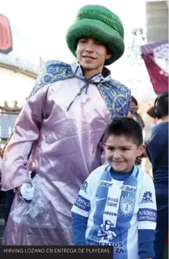  ??  ?? HIRVING LOZANO EN ENTREGA DE PLAYERAS