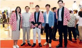  ??  ?? UNIQLO PHILIPPINE­S GENERAL MANAGER GERALDINE SIA, CEBU CITY NORTH DISTRICT CONGRESSMA­N RAUL V. DEL MAR, UNIQLO PHILIPPINE­S CHIEF OPERATING OFFICER KATSUMI KUBOTA, DESIGNER KENNETH COBONPUE, AND
UNIQLO PHILIPPINE­S CO-COO MASAYOSHI NAKAMURA