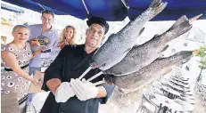  ?? RP-FOTO: ACHIM BLAZY ?? Der Fischmarkt findet auf jeden Fall statt: Händler Peter Rambold mit gespießtem Fisch mit Manuela Kessler (links, City-Kauf), Marco Ullrich (Pastaria Carlsplatz) und Gabriela Maria Picariello von der Agentur Rheinlust.